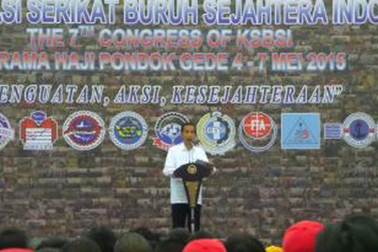 Presiden Joko Widodo saat membuka Konfederasi Serikat Buruh Seluruh Indonesia (KSBSI) di Asrama Haji Pondok Gede, Senin (4/5/2015).