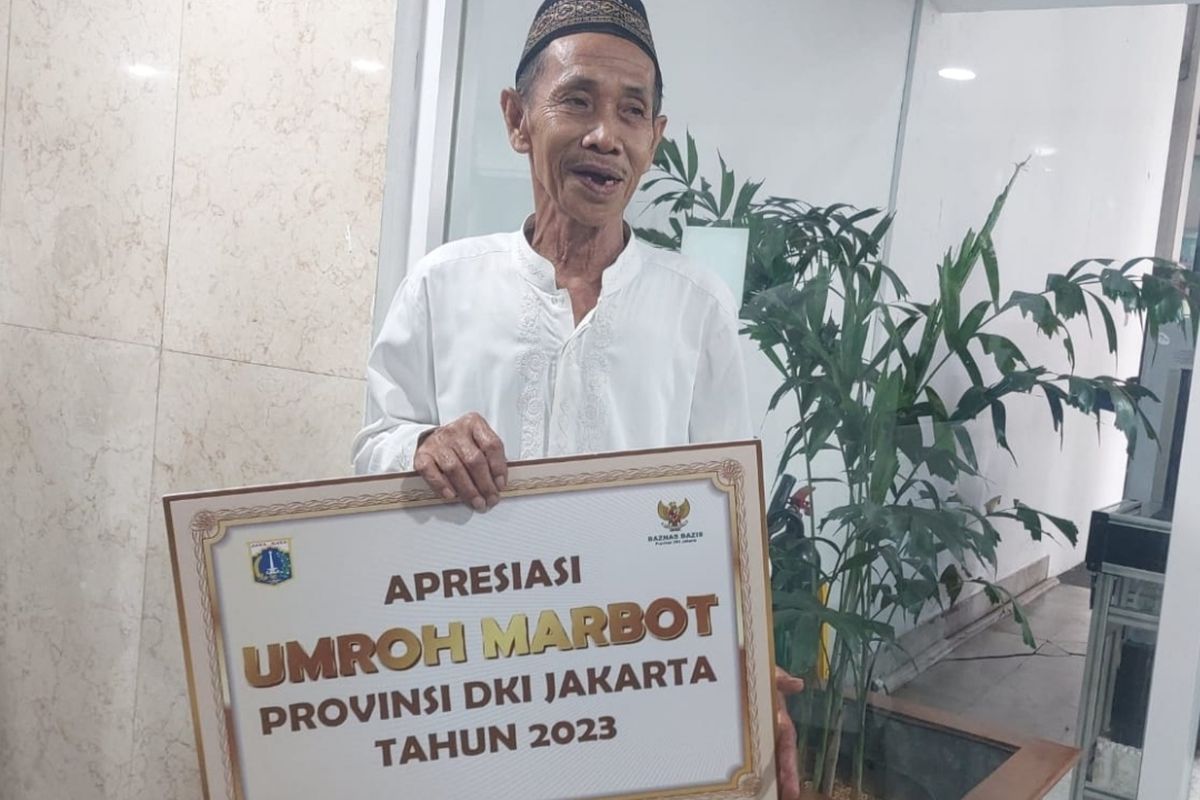 Mahdar (66), marbut Masjid Agung Nurul Huda di Pulau Tidung, Kepulauan Seribu saat menerima hadiah ibadah umrah. Penerimaan hadiah itu berlangsung di Balai Kota DKI, Kamis (23/11/2023).