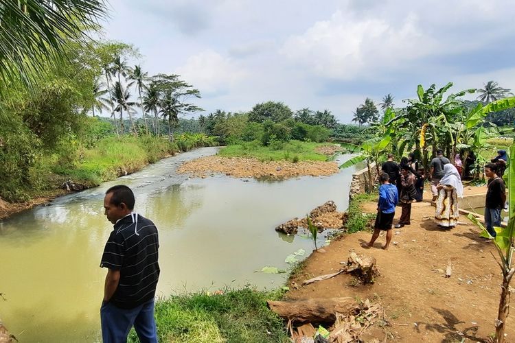 Sungai Cileueur Kampung Leuwi Ili Desa Utama Kecamatan Cijeunjing Kabupaten Ciamis lokasi kejadian 11 siswa MTs Harapan Baru tewas tenggelam terlihat dangkal dan airnya tenang, padahal di dasar muara sungainya terdapat pusaran air, Sabtu (16/10/2021).