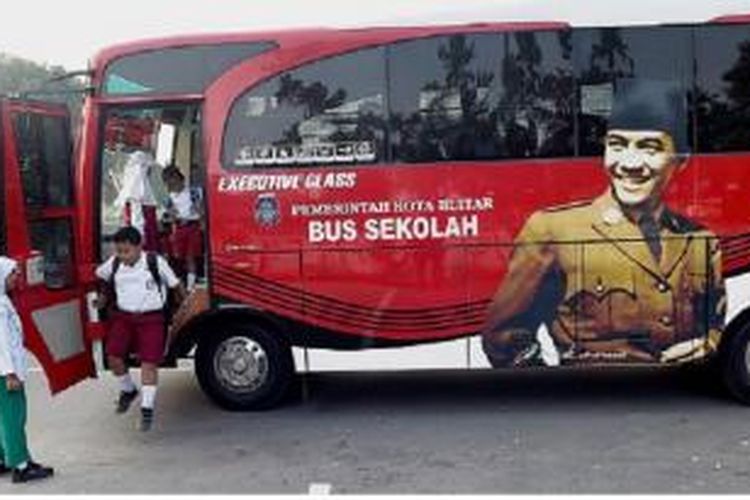  Pelajar turun dari bus sekolah di Jalan Soedancho Supriyadi, Kota Blitar, Jawa Timur, Senin (30/3). Pemerintah setempat memaksimalkan bus sekolah sebagai saranan antar-jemput siswa menuju sekolah. Pemkot Blitar juga menyewa angkutan kota untuk antar-jemput siswa secara gratis. 