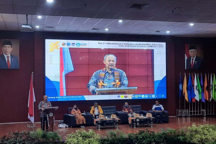 Rektor UNJ Prof. Komarudin dalam 3rd Internasional Conference on Humanities, Education, Law, and Social Sciences (ICHELSS) di Universitas Negeri Makassar (UNM) pada 22 Juni 2023.