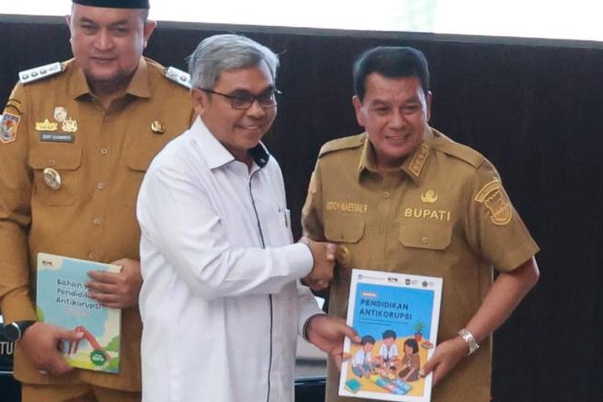 Bupati Tangerang Moch Maesyal Rasyid bersama Ketua KPK Setyo Budiyanto dalam peluncuran buku Panduan dan Bahan Ajar Pendidikan Antikorupsi di Sasana Bhakti Praja Kemendagri, Jakarta Pusat, Senin (11/5/2026).