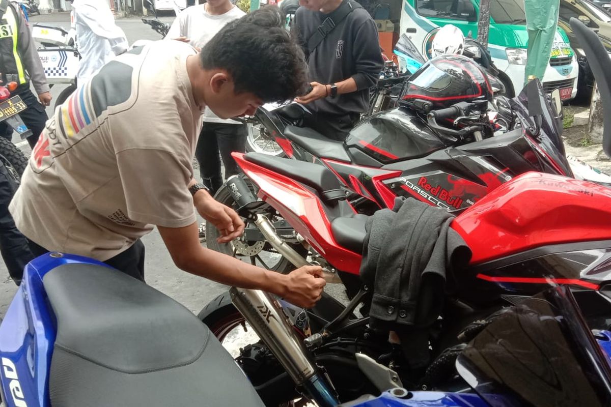Satlantas Polresta Malang Kota menindak 10 kendaraan roda dua berknalpot brong dalam Operasi Keselamatan Semeru 2024 pada Senin (4/3/2024) sekitar pukul 09.30 WIB hingga pukul 12.00 WIB di Simpang Jalan Bandung, Kota Malang.  