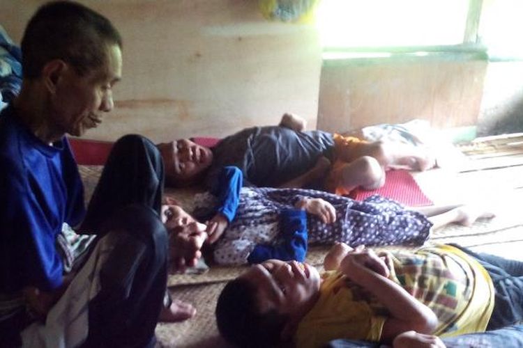 Foto Empat Adik Kakak Penderita Disabilitas Berat,masing-masing Lonis  (35) Ebit(33) dan adik paling bungsu Nigar (31)tahun,warga Desa Barati,Kecamatan Pamona Tenggara,Poso