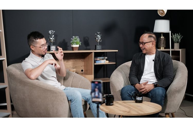 Marketing Global dan sekaligus General Manager Indonesia Omoway Yulong Chen saat wawancara dengan Kompas.com di Otopod The Series. 