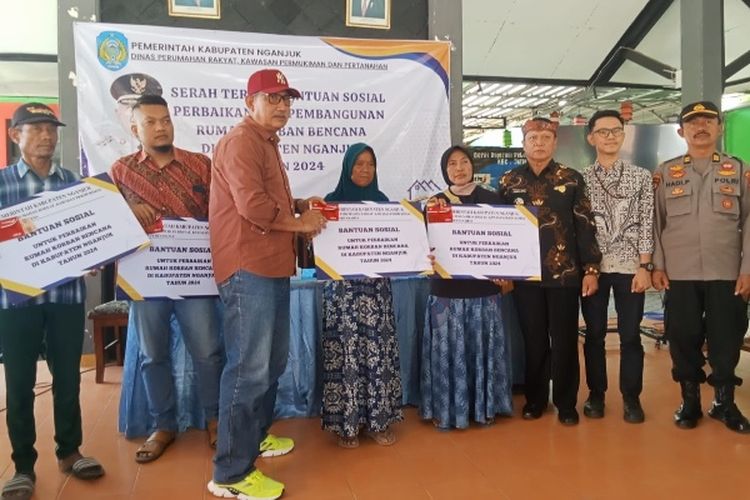 Foto 54 Warga Nganjuk Yang Rumahnya Rusak Akibat Bencana Alam Dan Kebakaran Terima Bantuan