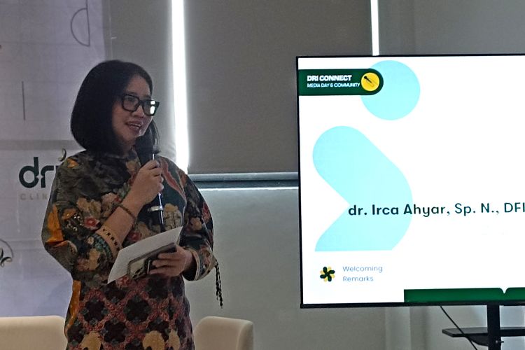 Dr. Irca Ahyar, Sp.N., DFIDN, Dokter Spesialis Neurologi sekaligus Direktur DRI Clinic dalam acara DRI CONNECT: Media & Community Day di DRI Clinic Bintaro di Tangerang Selatan, Banten, Kamis (17/10/2025).