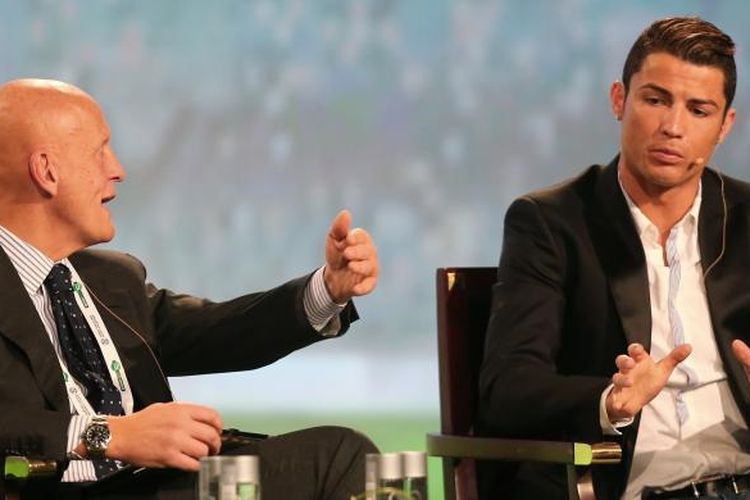 Pierluigi Collina berbincang dengan Cristiano Ronaldo dalam sebuah Konferensi Olahraga Internasional di Dubai, 2013 silam.