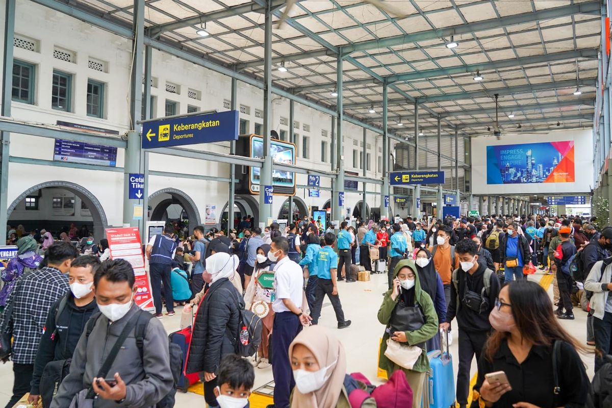 Ilustrasi Stasiun Pasar Senen saat musim liburan.