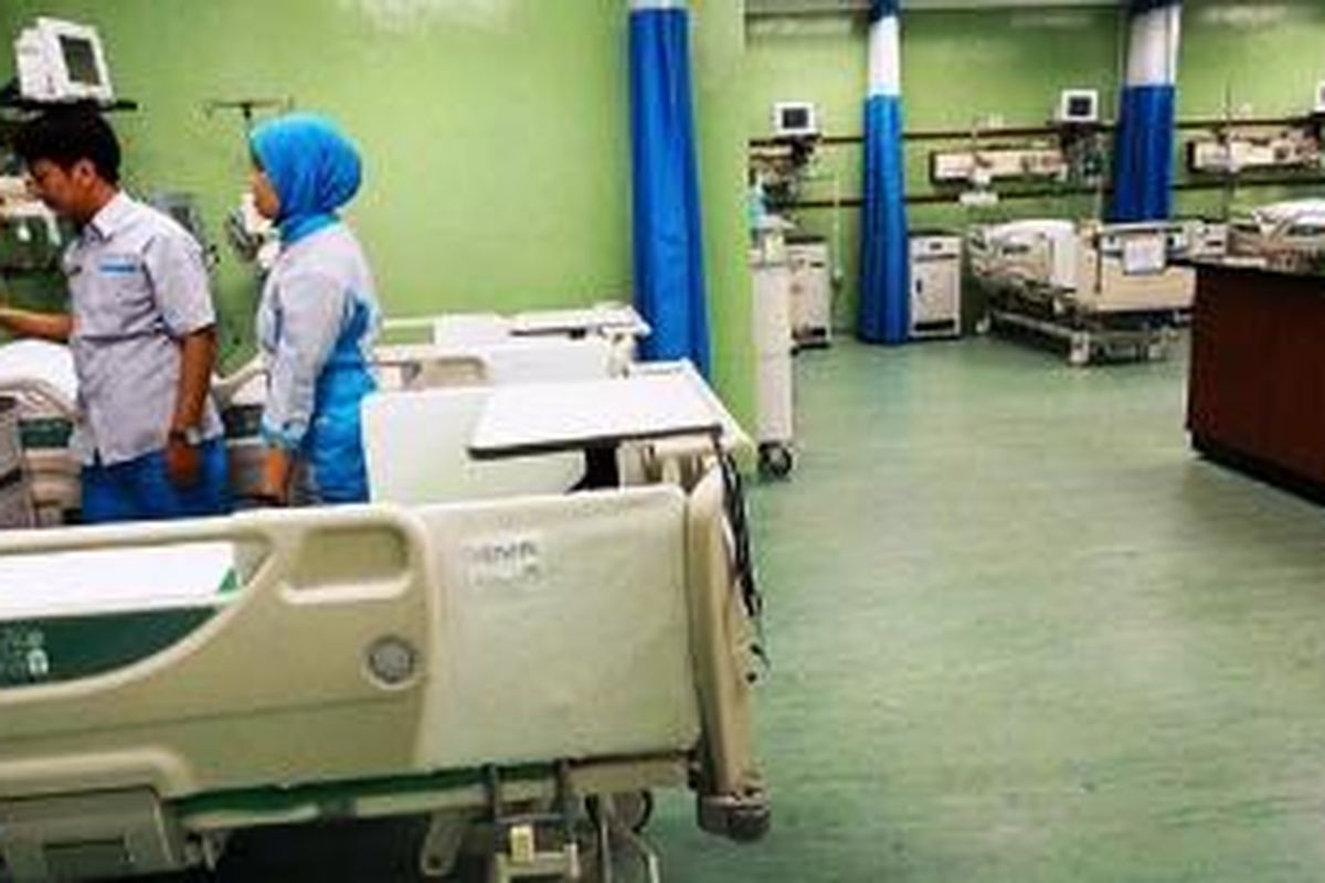 Petugas memeriksa kesiapan peralatan di ruang ICU di Rumah Sakit Umum Daerah (RSUD) Kota Tangerang, Banten, yang diresmikan pengoperasiannya beberapa waktu lalu. Rumah sakit ini memberikan layanan kesehatan gratis bagi masyarakat yang memiliki kartu tanda penduduk (KTP) dan kartu keluarga (KK) Kota Tangerang.