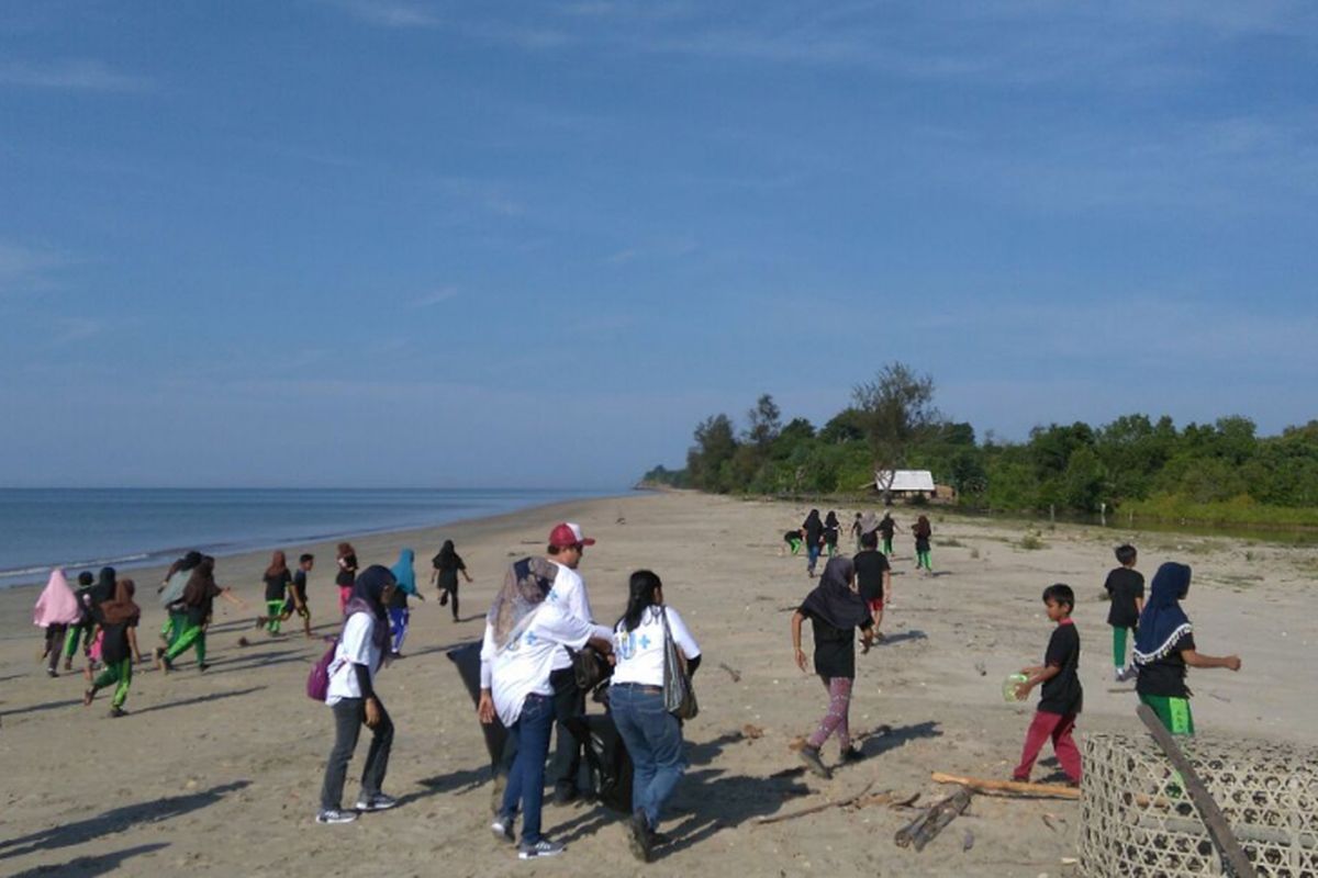 Program kampanye peduli lingkungan Earth Hour 2017 dari PT Reswara Minergi Hartama (Reswara) dan anak usahanya PT Tunas Inti Abadi (TIA) di Pantai Bunati, Kabupaten Tanah Bumbu, Kalimantan Selatan, Sabtu (25/3/2017).