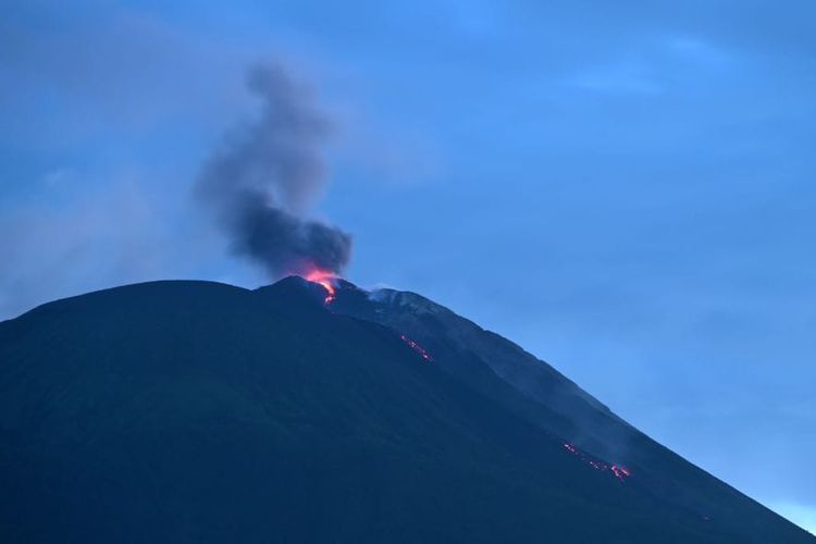 Visual Gunung Ile Lewotolok pada Selasa (2/4/2024) pukul 05.20 Wita