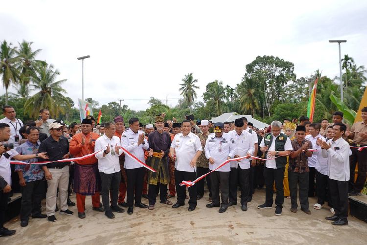 Pj Gubri meresmikan Jembatan Surau Munai dan Jembatan Seroja untuk memberikan dampak positif bagi perekonomian dan kesejahteraan masyarakat.