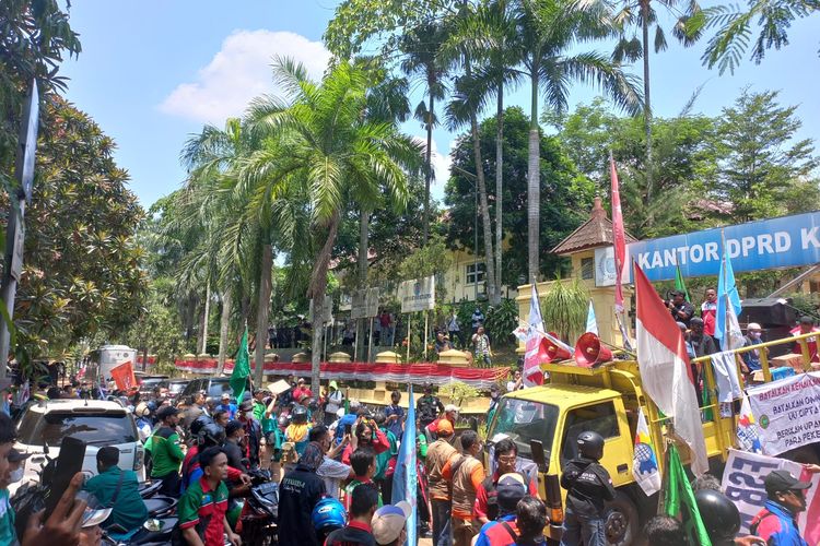 Ratusan massa buruh yang berunjuk rasa di depan Gedung Dewan Perwakilan Rakyat Daerah (DPRD) Kota Depok, Cilodong, Depok, Kamis (15/9/2022).