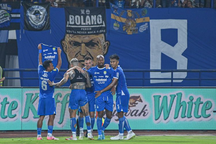 Selebrasi emosional penyerang Persib Bandung Ciro Alves disambut oleh rekan satu tim saat berhasil mengalahkan PSM Makassar pada laga pekan ke-21 Liga 1 2024-2025, Sabtu (1/2/2025) di Stadion Gelora Bandung Lautan Api (GBLA). 