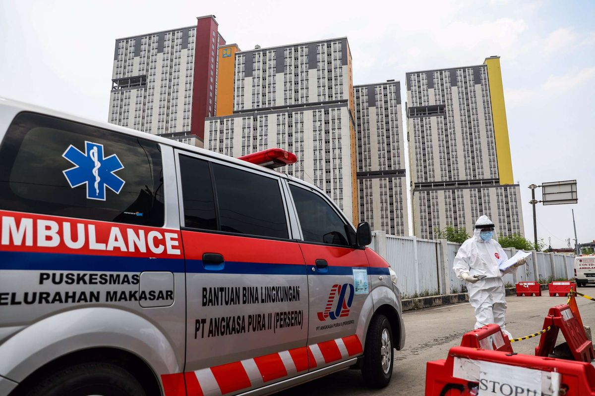 A photo of an ambulance entering the Wisma Atlet Kemayoran emergency hospital for Covid-19 patients in Central Jakarta. 