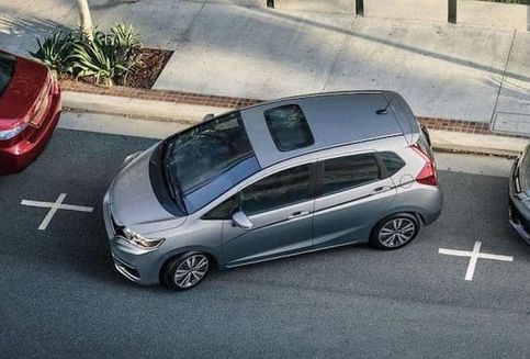 Parkir Mundur Pakai Mobil Matik, Pengemudi Harus Lebih Waspada