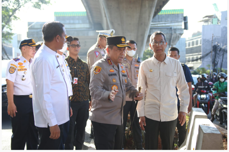 Penjabat (Pj) Gubernur DKI Jakarta Heru Budi Hartono bersama Kepala Kepolisian (Kapolda) Metro Jaya Inspektur Jendaral Karyoto melihat uji coba rekayasa lalu lintas (lalin) kawasan pertigaan lampu merah Santa, Jakarta Selatan, pada Jumat (14/4/2023).