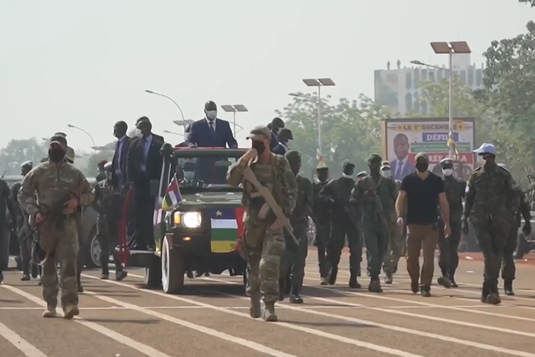 Tentara bayaran Rusia memberikan keamanan untuk konvoi presiden Republik Afrika Tengah, 16 Februari 2022.