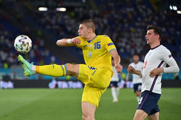 Bek Everton, Vitaliy Mykolenko, saat membela timnas Ukraina pada laga perempat final Euro 2020 kontra Inggris di Roma pada 3 Juli 2021.