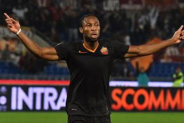 Gelandang AS Roma, Seydou Keita, merayakan golnya ke gawang Torino, pada pertandingan lanjutan Serie-A, Minggu (9/11/2014). 