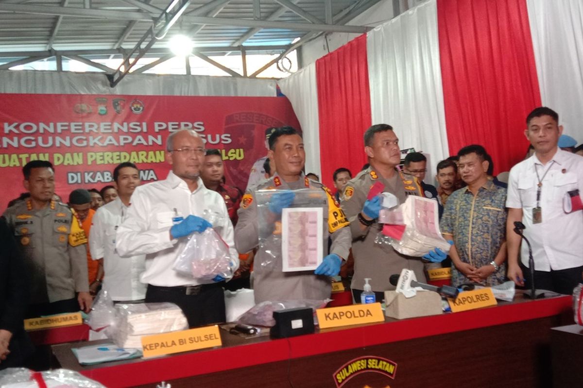 Kapolda Sulawesi Selatan memimpin rilis resmi terkait dengan peredaran uang palsu yang diproduksi di dalam kampus perguruan tinggi negeri di Kabupaten Gowa, Sulawesi Selatan. Kamis, (19/12/2024).