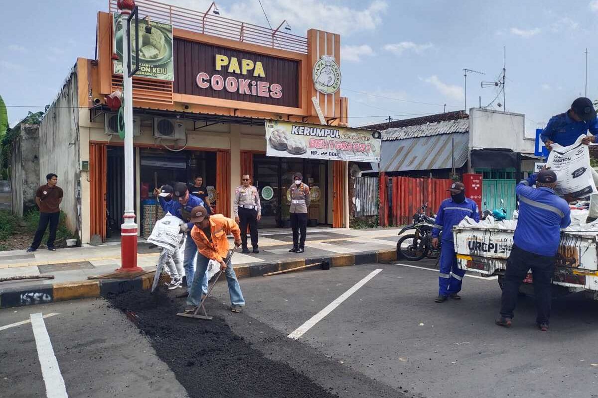 Caption: Pemasangan marka pembatas kecepatan di Jalan A Yani Nganjuk yang menelan korban. Doc: Istimewa