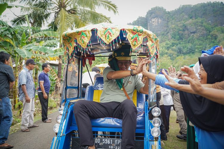 Sandiaga Uno saat berkunjung ke Desa Wisata Balleangin di Sulawesi Selatan, Minggu (30/6/2024).