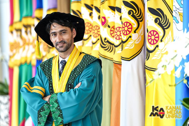 Mahasiswa asal Afghanistas Abdul Qayoum Safi berhasil lulus dari program Magister Ilmu Komunikasi Universitas Padjajaran (Unpad) dengan indeks prestasi akademik (IPK) tertinggi yakni 4,00 atau cumlaude