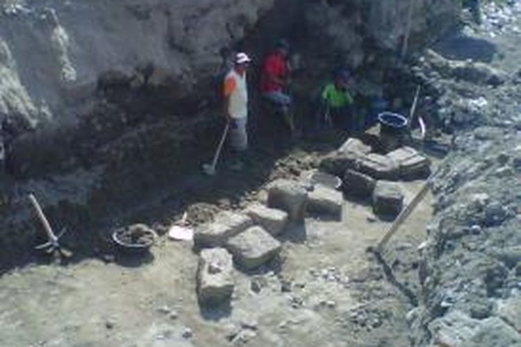 Batuan candi Prambanan saat ditemukan oleh pekerja perbaikan Talud