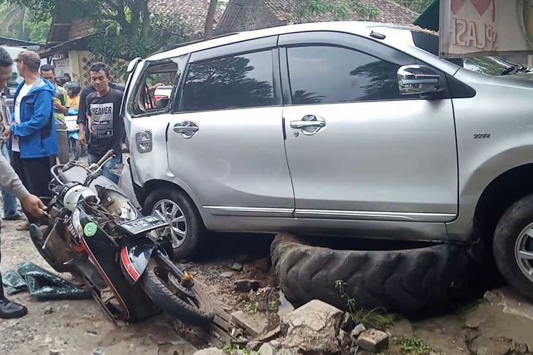 Kecelakaan beruntun terjadi di Jalan Raya Labuan, Kabupaten Pandeglang, Selasa (14/3/2023).