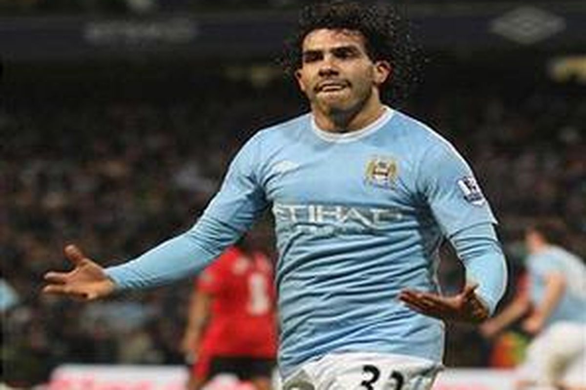 Carlos Tevez kegirangan setelah membobol gawang Manchester United, kemudian mendatangi Gary Neville dan mengejeknya.