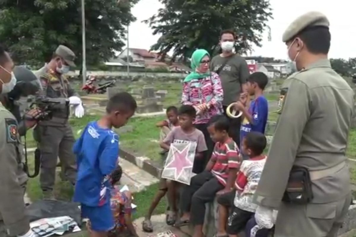 Satpol PP Jakarta Timur pulangkan sejumlah anak-anak yang bermain di luar rumah di kawasan Kelurahan Rawa Bunga, Jatinegara, Jakarta Timur, Kamis (19/3/2020).