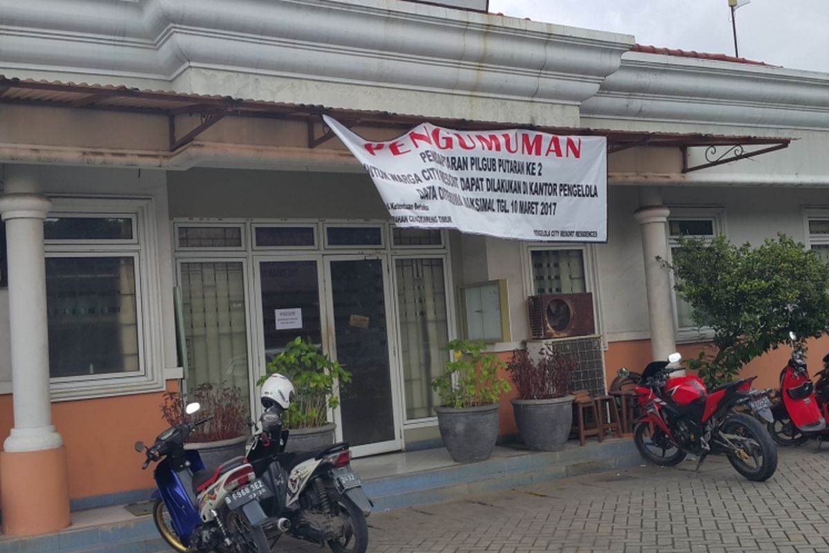 Spanduk pemberitahuan pendaftaran pemilih di City Resort Residence, Kelurahan Cengkareng Timur, Jakarta Barat. Foto diambil Jumat (10/3/2017).