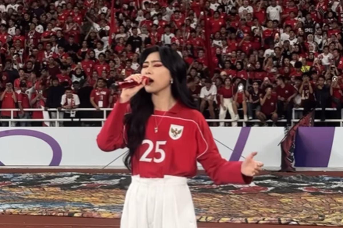 Isyana Sarasvati saat tampil dalam pertandingan Indonesia vs Bahrain