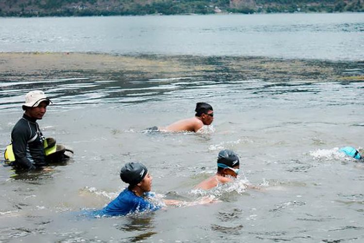 Munawardi, Ketua Gayo Diving Club (GDC) yang juga Sekretaris Umum Persatuan Olahraga Selam Indonesia (Possi) Aceh Tengah saat memberikan latihan dasar renang dan selam kepada para anak-anak, Minggu (6/11/2016) pagi.