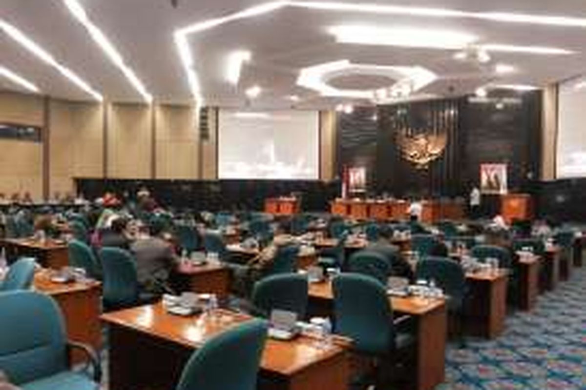 Rapat paripurna pandangan umum fraksi-fraksi terhadap rancangan peraturan daerah (Raperda) tentang Rencana Anggaran Pendapatan dan Belanja Daerah Perubahan (APBD-P) 2016, di Gedung DPRD DKI, Rabu (5/10/2016).