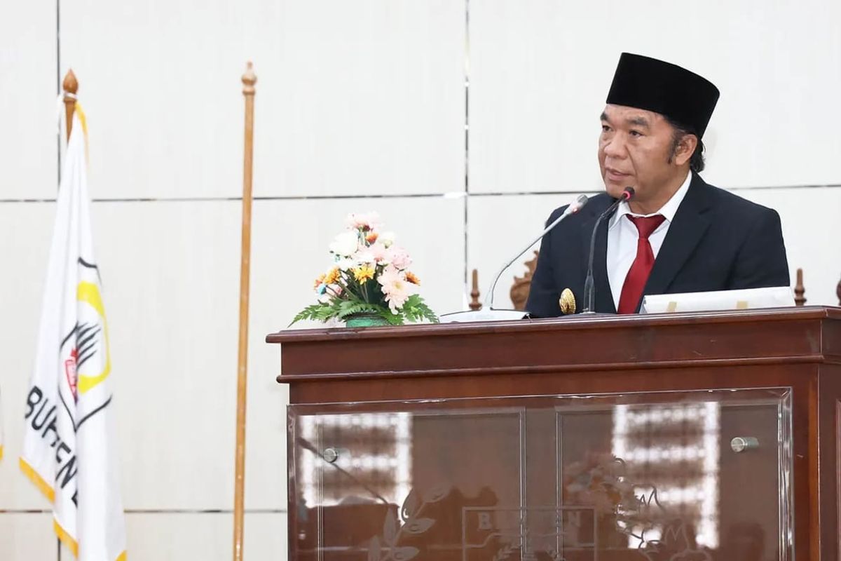Pj Gubernur Banten Al Muktabar saat menghadiri Sidang Paripurna DPRD Provinsi Banten dengan agenda Penyerahan Laporan Hasil Pemeriksaan BPK RI atas LKPD Provinsi Banten Tahun 2023 di Gedung DPRD Provinsi Banten, KP3B Curug, Kota Serang, Jumat (5/4/2024).