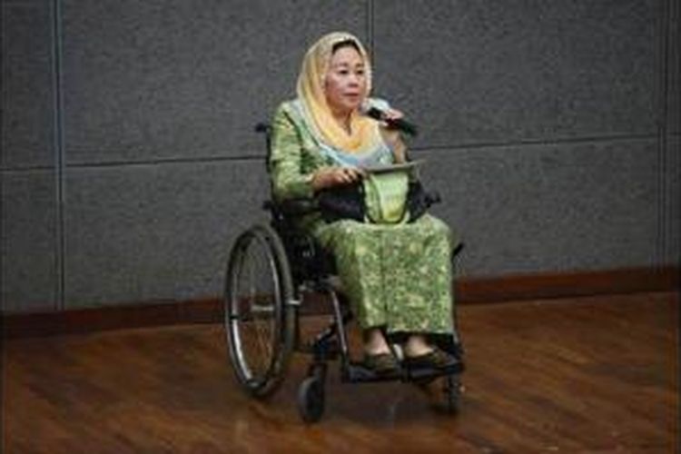 Sinta Nuriyah Wahid menyampaikan orasi budaya dengan tajuk Toleransi dan Pluralisme pada pembukaan ”Dengar Kesaksian” di Perpustakaan Nasional, Jakarta, Senin (25/11). Dengar Kesaksian merupakan forum untuk mendengar suara-suara dari korban pelanggaran HAM di Indonesia. Acara ini akan berlangsung hingga 29 November. 