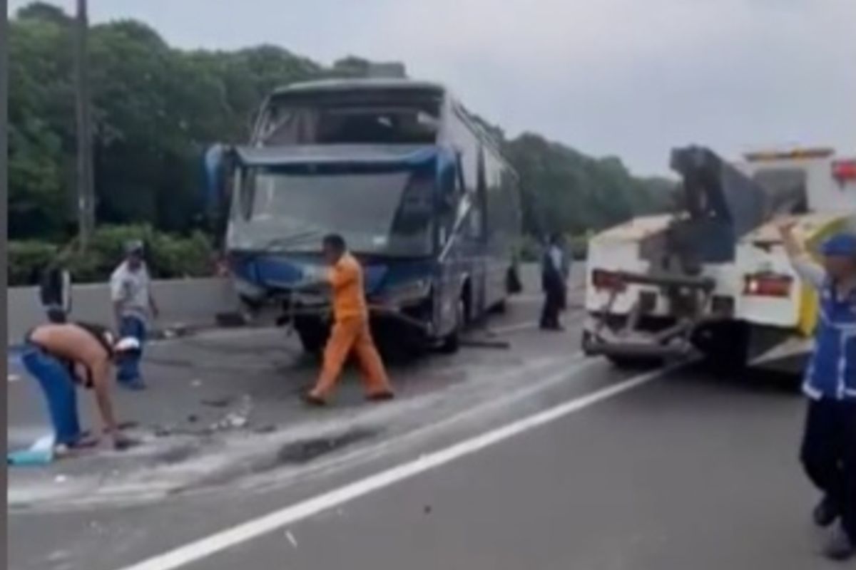 Tangkapan layar video amatir bus terbalik di tol Cipularang, Rabu (19/4/2023) sore.