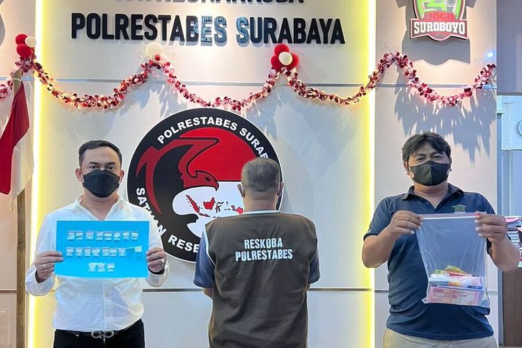 Pengedar sabu-sabu berinisial BM diringkus Satresnarkoba Polrestabes Surabaya lantaran edarkan narkoba jenis sabu di kalangan sopir angkutan umum yang berada di kawasan terminal Bungurasih dan Wonokromo