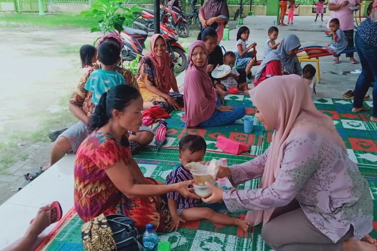 Kelurahan Belawan Sicanang saat menjalankan program Dapur Bebas Stunting (D'Best) untuk anak penderita stunting