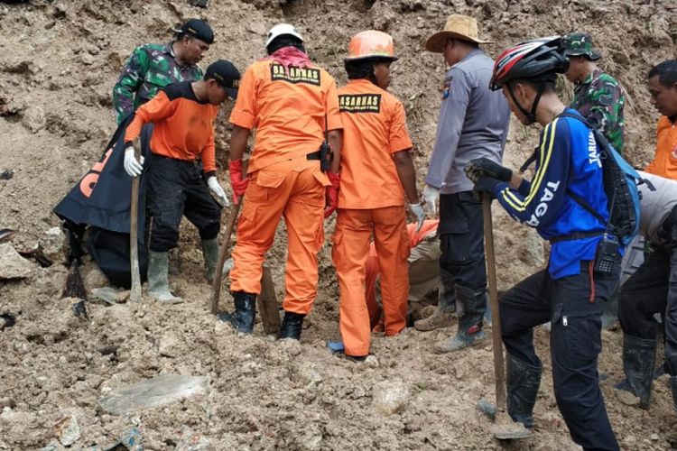 Banjir dan tanah longsor melanda wilayah Kecamatan Kebonagung, Kabupaten Pacitan, Jawa Timur, Jumat (7/12/2018) sekitar pukul 20.30 WIB. Akibatnya, 4 orang tewas dan 236 orang mengungsi.