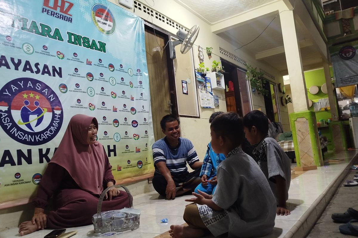 Reni Suwarsih, pengasuh Panti Asuhan Mutiara Insan Banyuwangi saat berbincang dengan anak-anak asuhnya. 