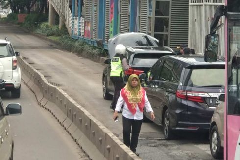 BMW X5 Mogok di Busway Sudirman, Transjakarta dan Mobil Pribadi Terjebak