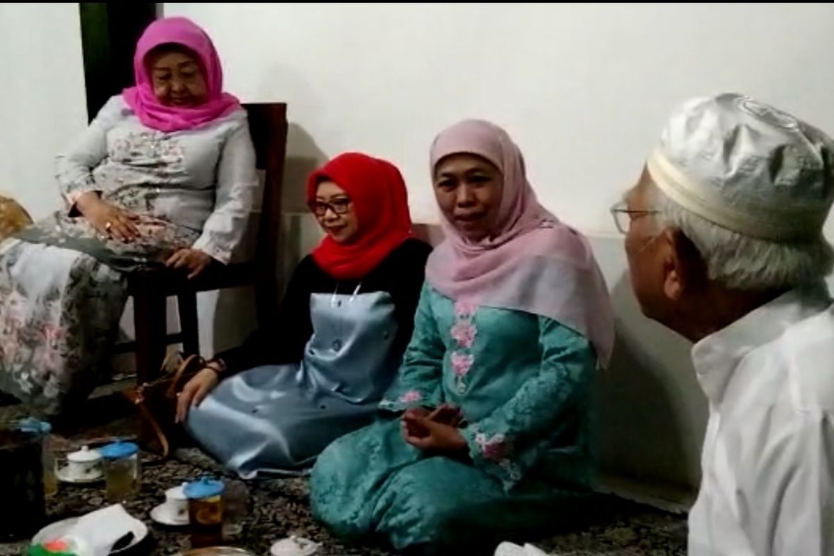 Gubernur Jawa Timur, Khofifah Indar Parawansa bersilaturahmi ke kediaman Gus Mus di Kelurahan Leteh, Kecamatan Rembang, Kabupaten Rembang, Jawa Tengah, Jumat (28/4/2023)