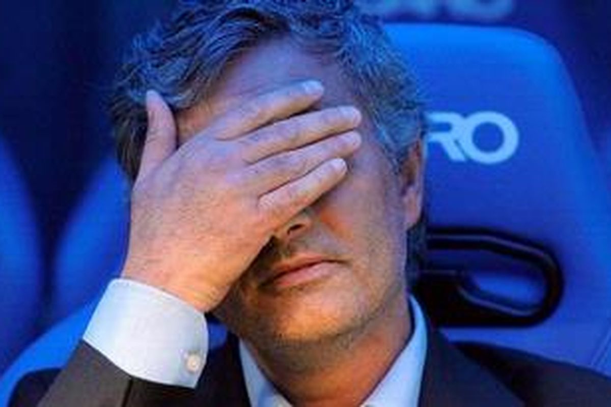 Ekspresi pelatih Real Madrid Jose Mourinho sebelum duel Liga BBVA melawan Zaragoza, di Santiago Bernabeu, Sabtu (30/4/2011).