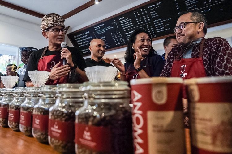 Menparekraf Sandiaga Uno (kiri) saat acara peluncuran Wisata Kopi Kintamani di Anomali Coffee Sanur, Bali, Minggu (1/1/2022).