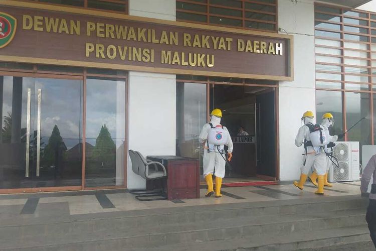 Personel Brimob Polda Maluku melakukan sterilisasi dengan menyemprotkan cairan disinfektan di sejumlah ruangan di kantor DPRD Maluku, Rabu (5/8/2020)