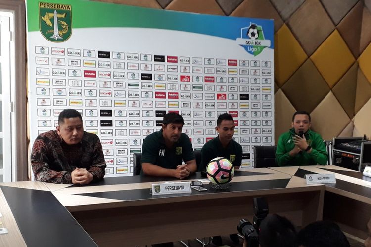 Pelatih Persebaya Alfredo Vera (tengah)